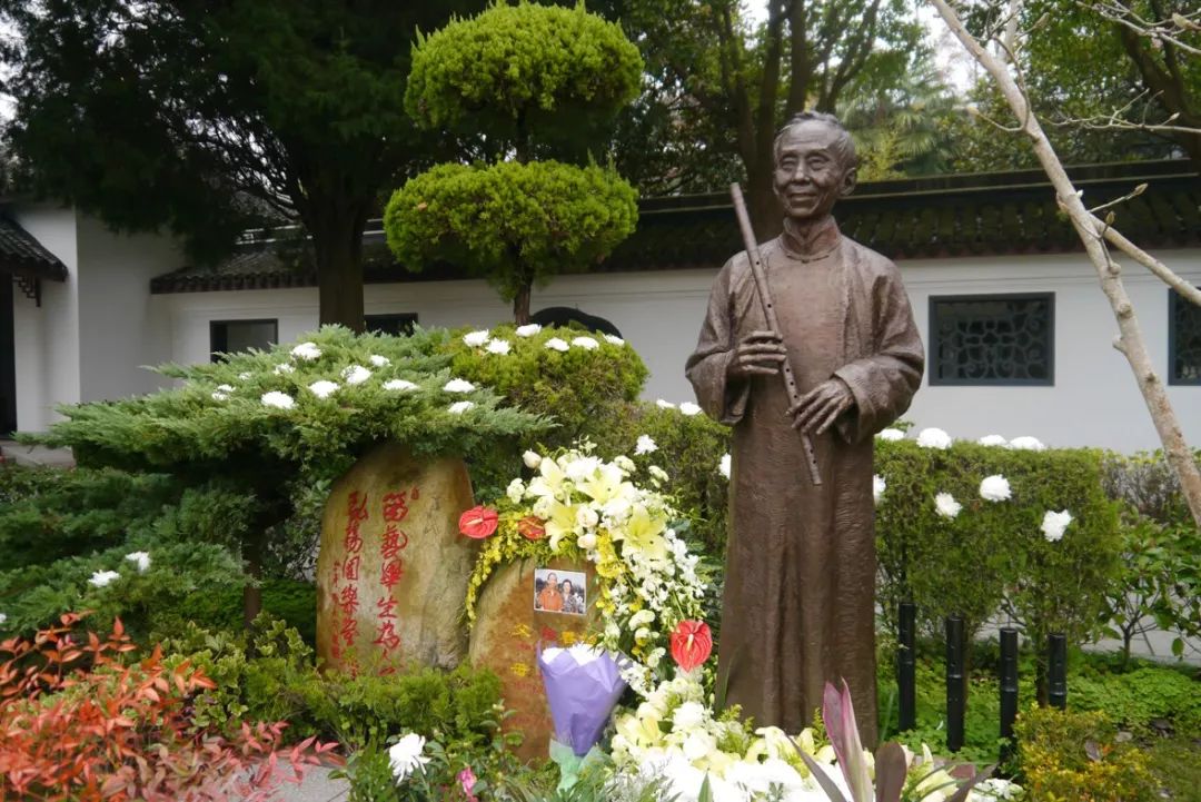 陆春龄雕塑揭幕